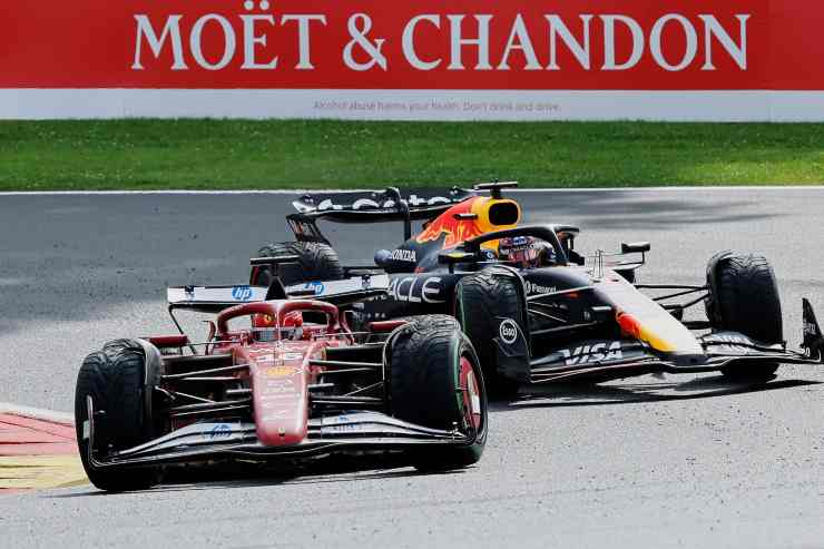 Verstappen prova a superare Leclerc