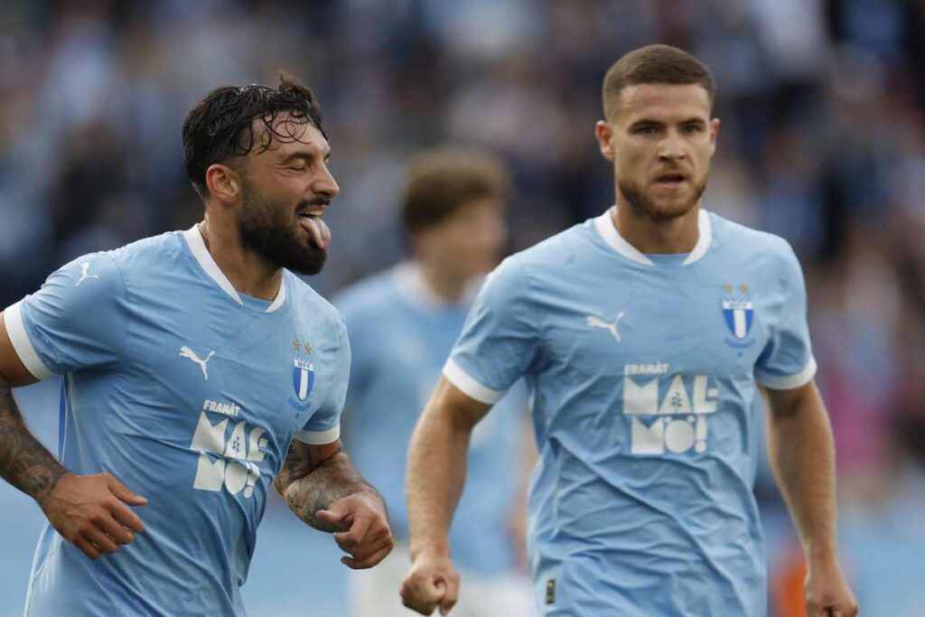 Esultanza dei calciatori del Malmo dopo il gol