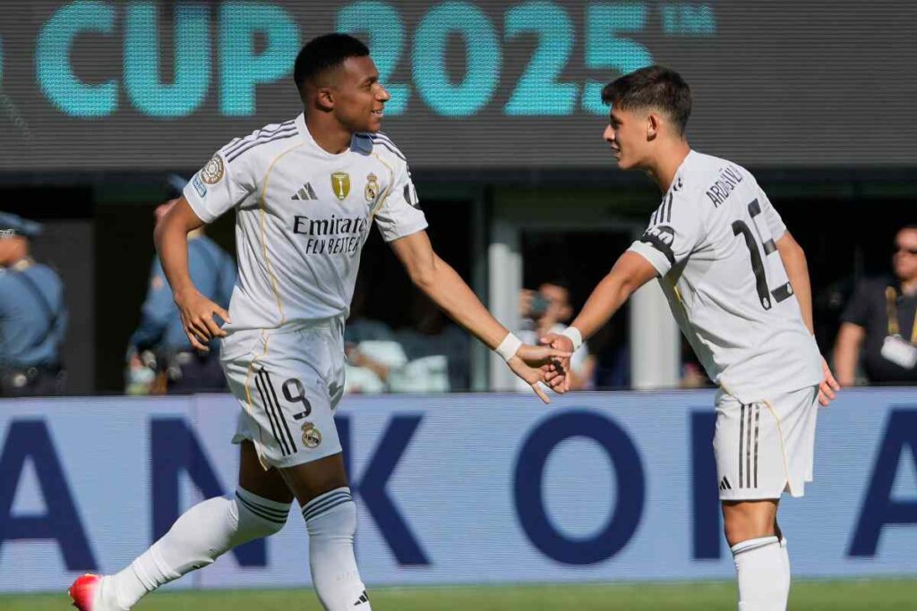 Mbappé omaggiato da un compagno di squadra