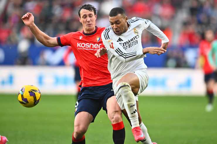 Mbappé sguscia via dalla marcatura avversaria