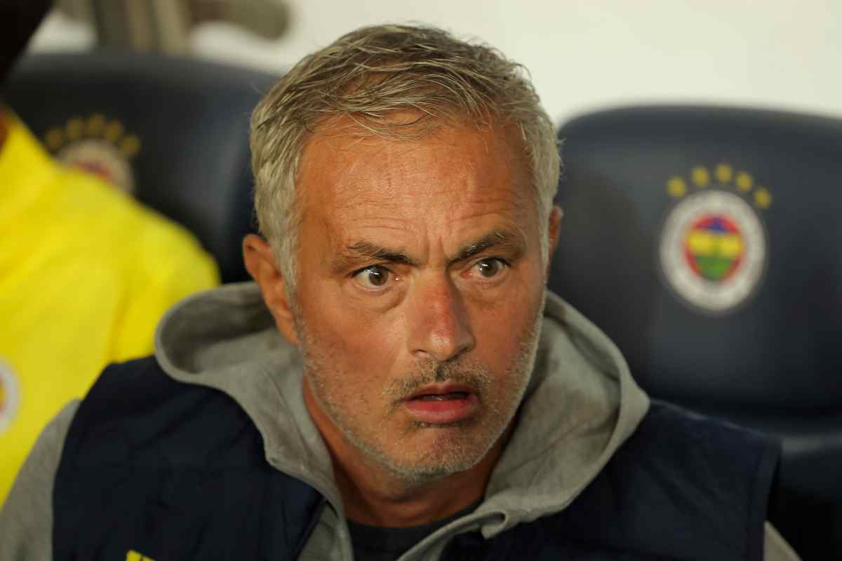 Mourinho sorpreso in panchina