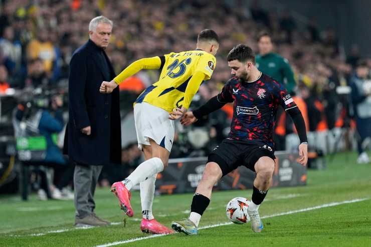 Mourinho osserva un'azione dei suoi calciatori