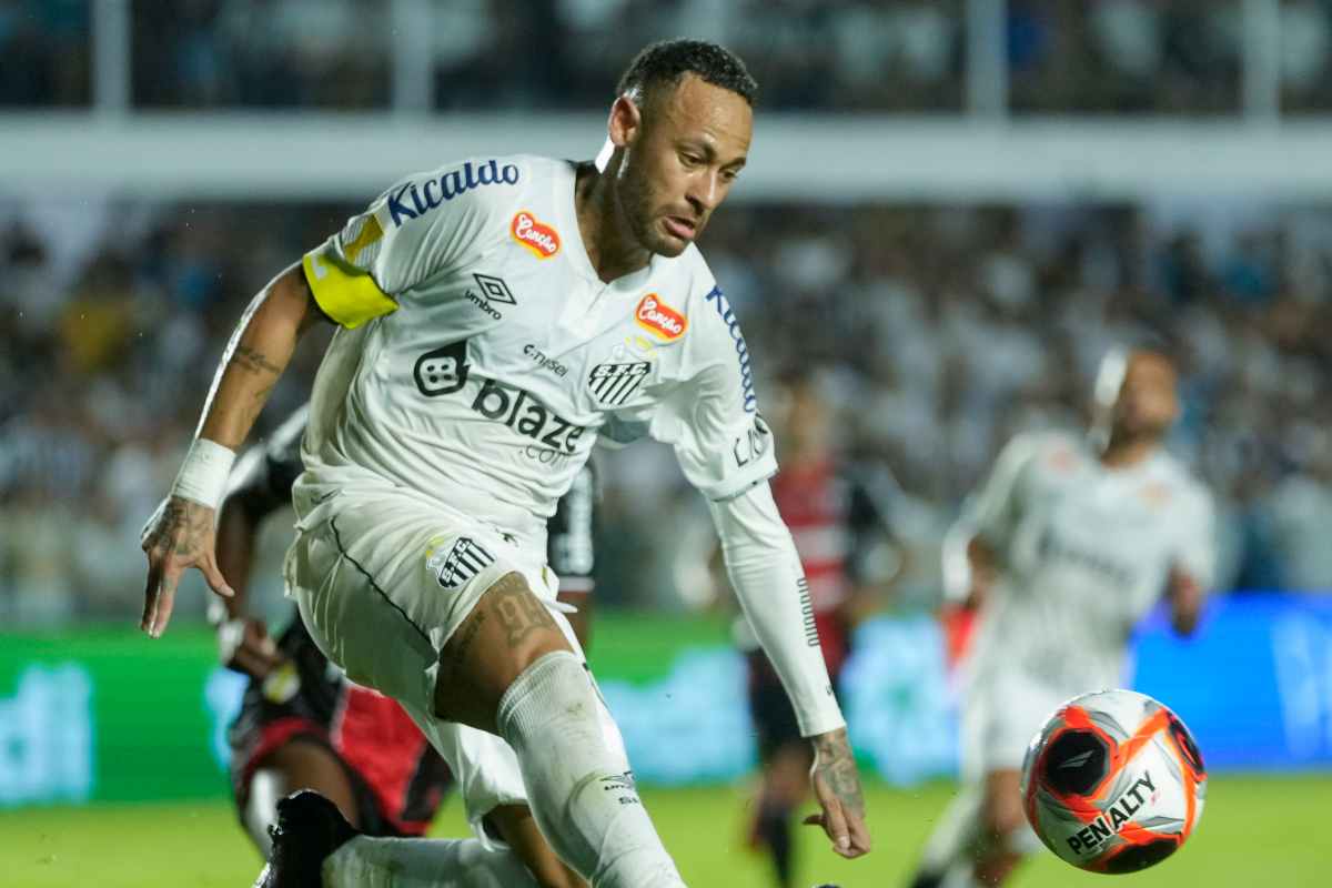 Neymar prova ad agganciare un pallone vagante