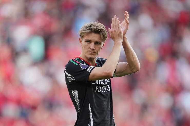 Odegaard applaude al momento dell'uscita dal campo