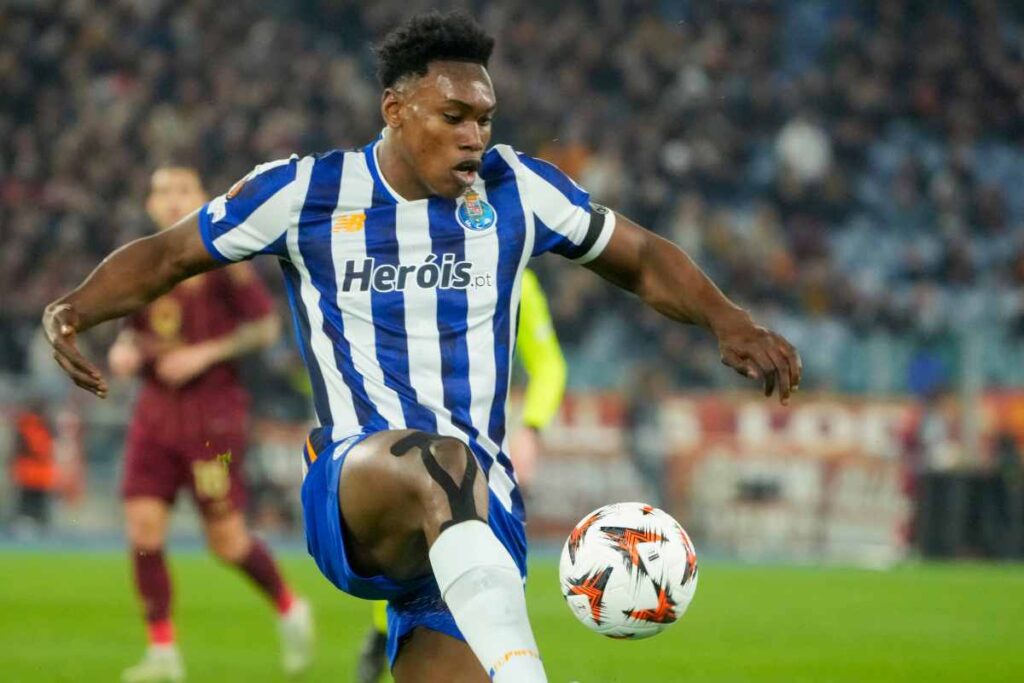 Omorodion cerca di agganciare un pallone