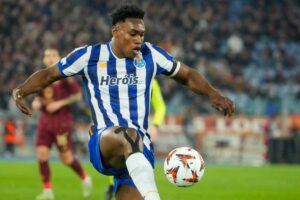Omorodion cerca di agganciare un pallone