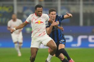 Openda braccato da Pavard