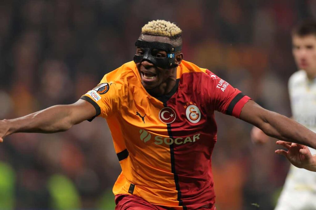 Victor Osimhen esulta dopo aver messo a segno un gol