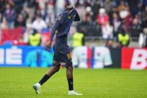 Calciatore esce dal campo
