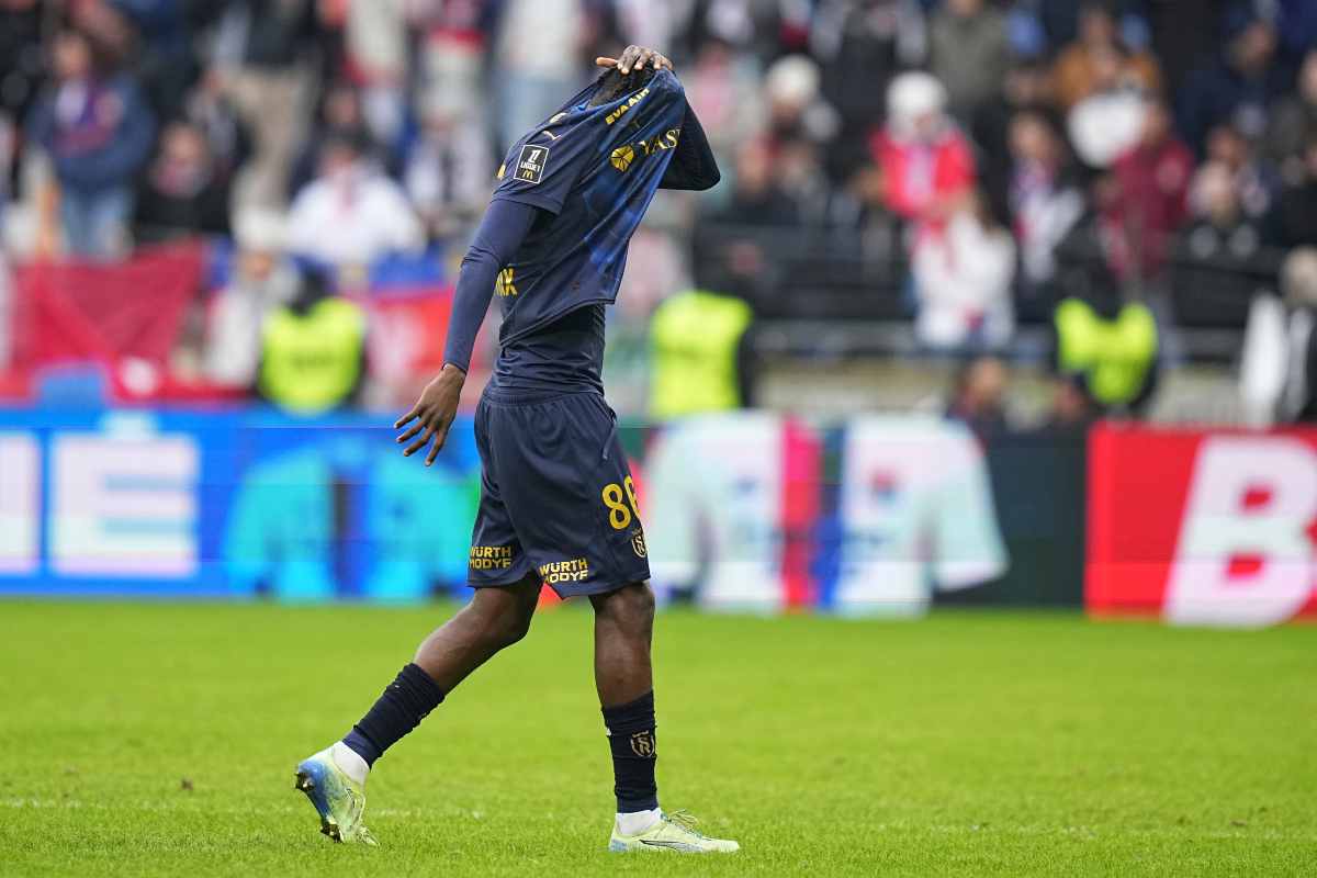 Calciatore esce dal campo