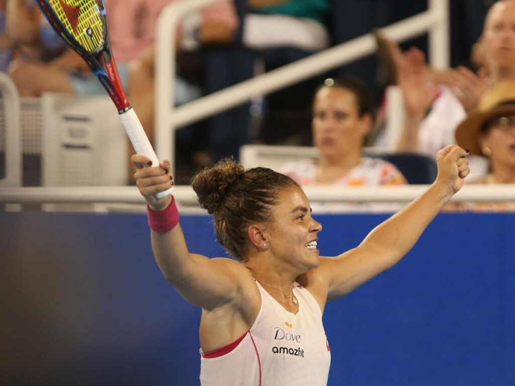 Jasmine Paolini festeggia una vittoria al Cincinnati Open alzando le braccia al cielo