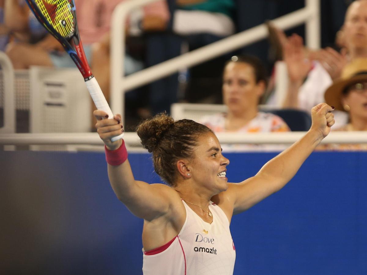 Jasmine Paolini festeggia una vittoria al Cincinnati Open alzando le braccia al cielo
