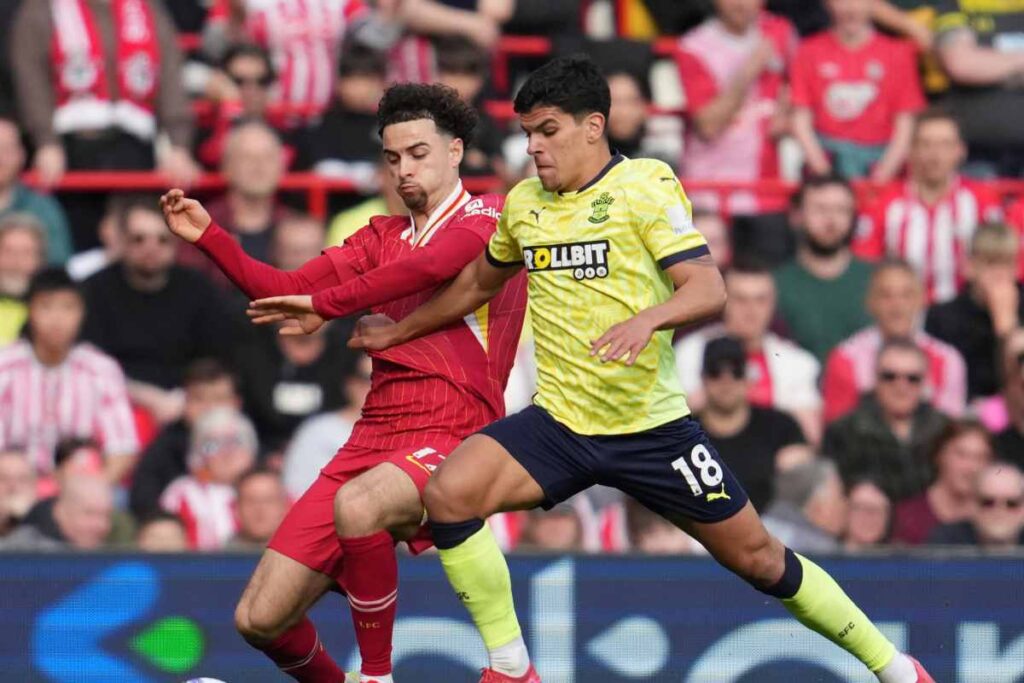 Il Southampton tenta un'azione offensiva