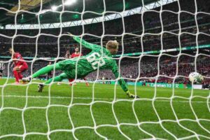 Azione di EFL Cup chiusa con un tiro in porta