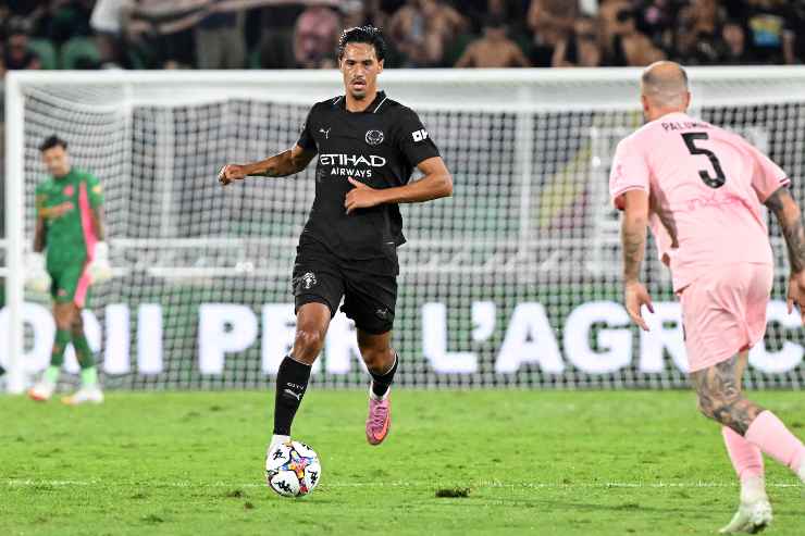 Reijnders conduce il pallone alla ricerca di spazi