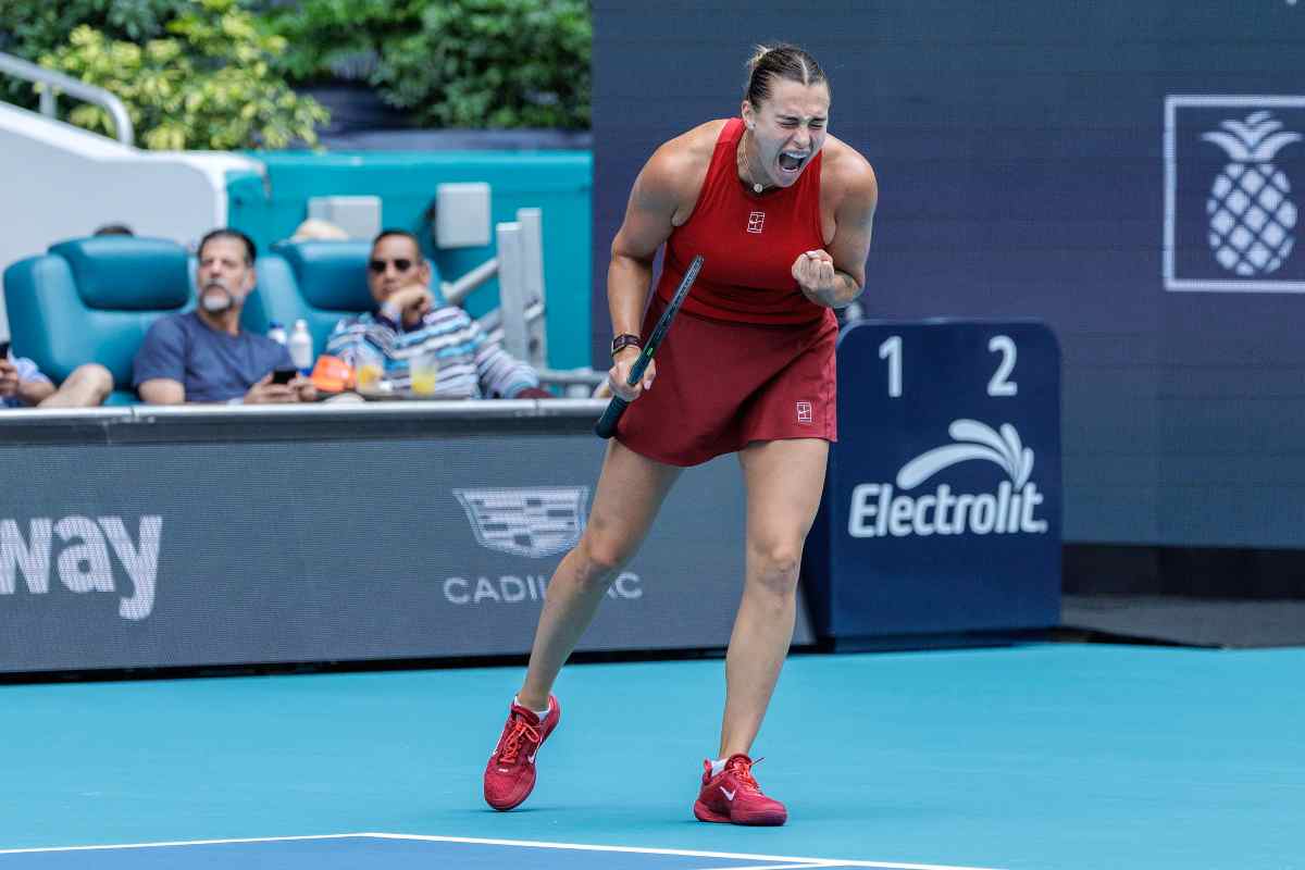 Aryna Sabalenka esulta energicamente, urlando e facendo il pugno