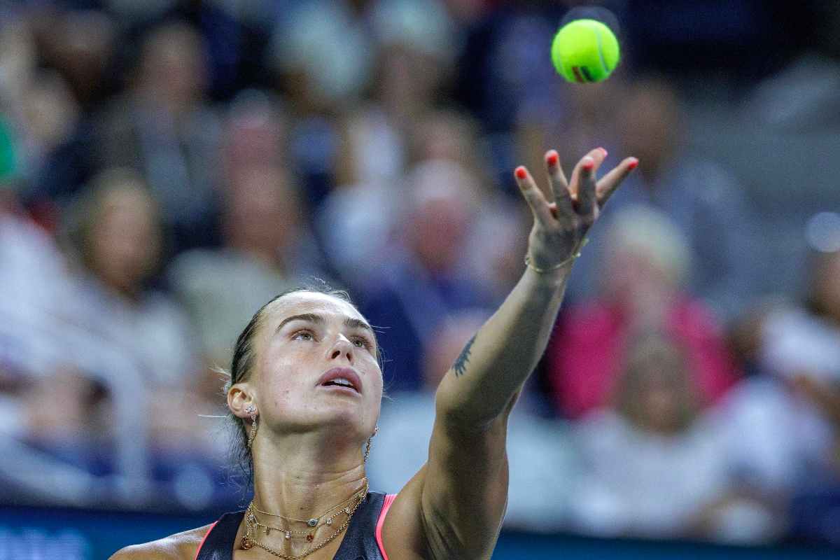 Sabalenka lancia la pallina per effettuare il servizio
