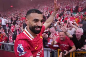 Salah saluta il suo pubblico, commosso