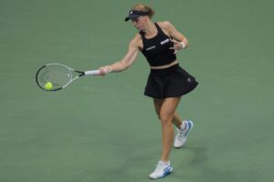 Liudmila Samsonova in azione col dritto