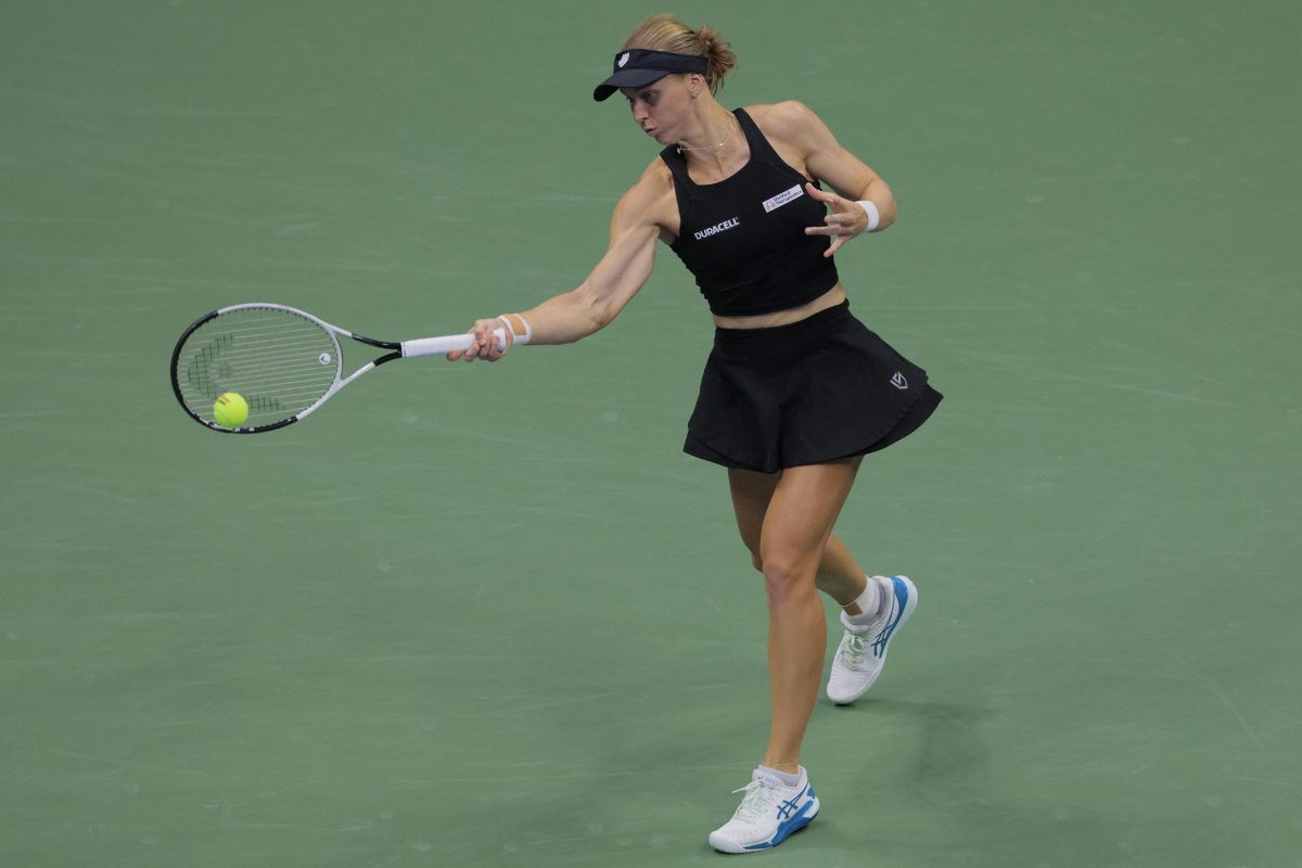 Liudmila Samsonova in azione col dritto