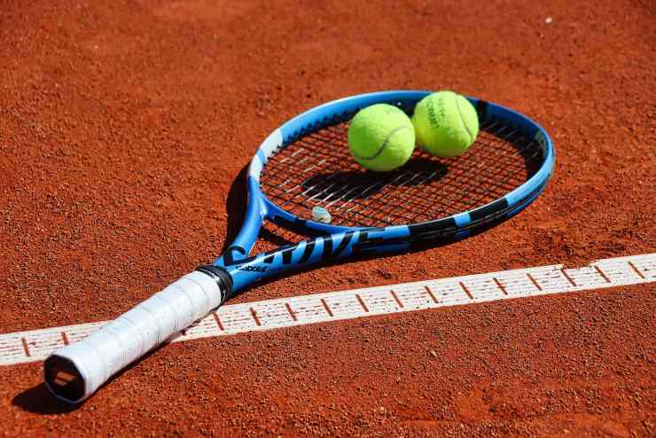 Racchetta e palline da tennis