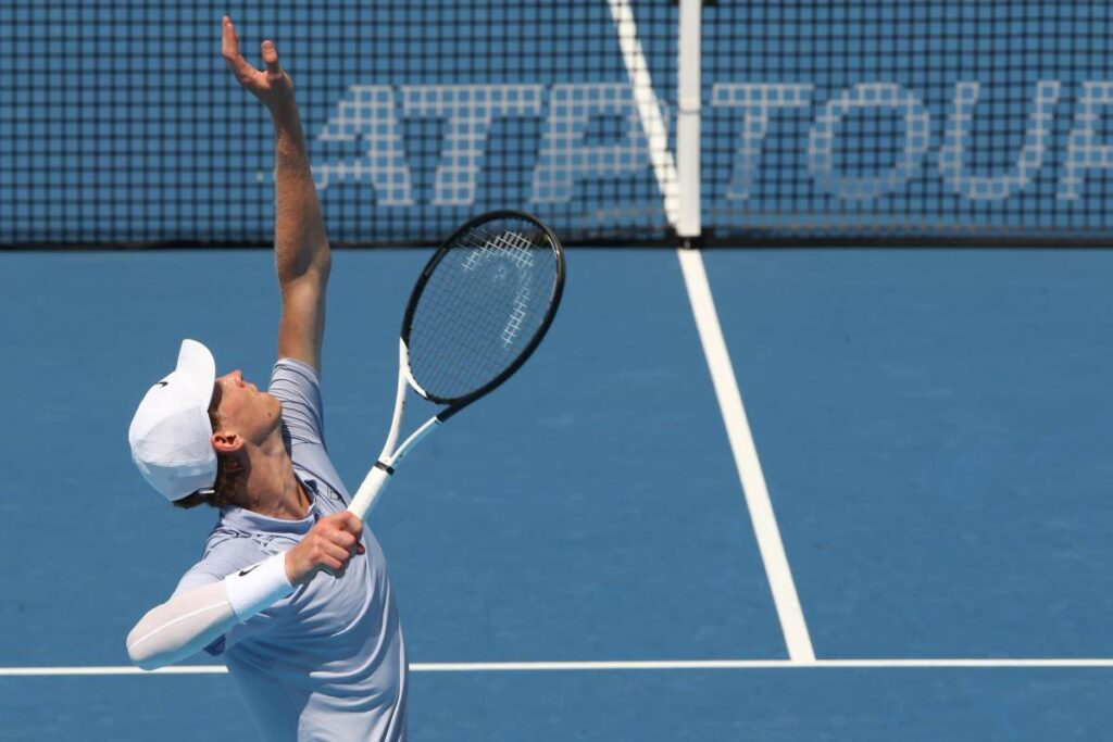 Jannik Sinner al servizio sul cemento del Cincinnati Open