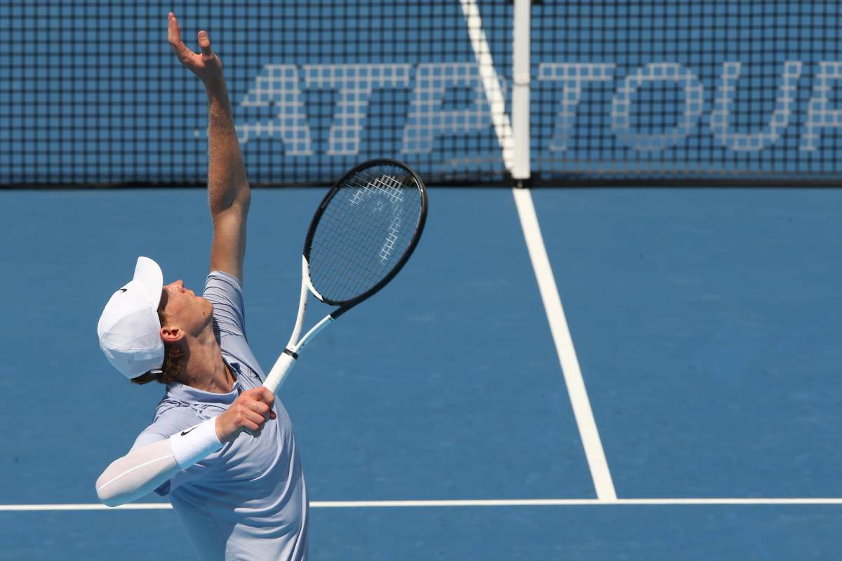 Jannik Sinner al servizio sul cemento del Cincinnati Open