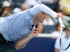 Jannik Sinner impegnato al servizio