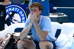 Jannik Sinner con le mani in faccia a Cincinnati