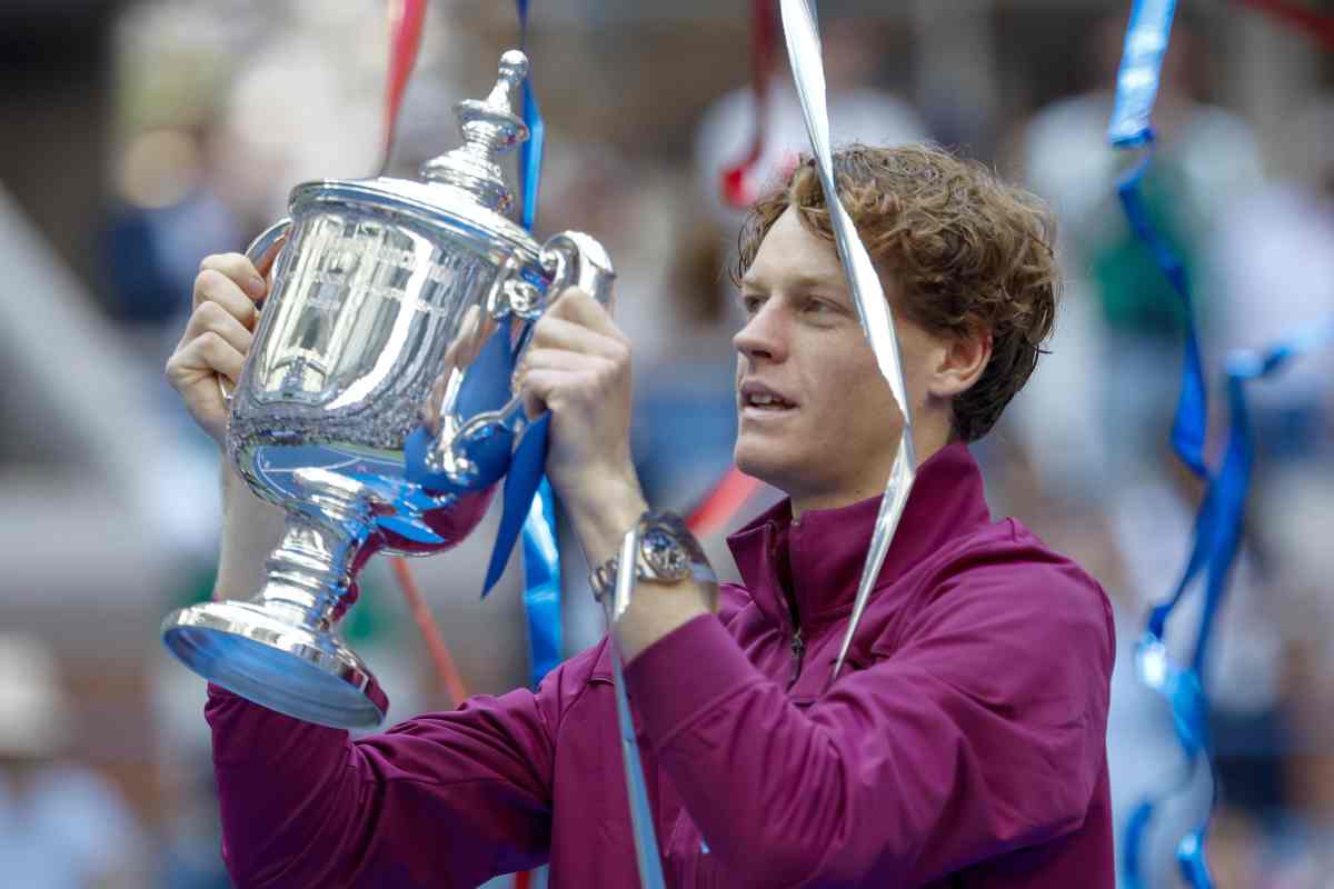 Sinner alza il trofeo vinto allo US Open
