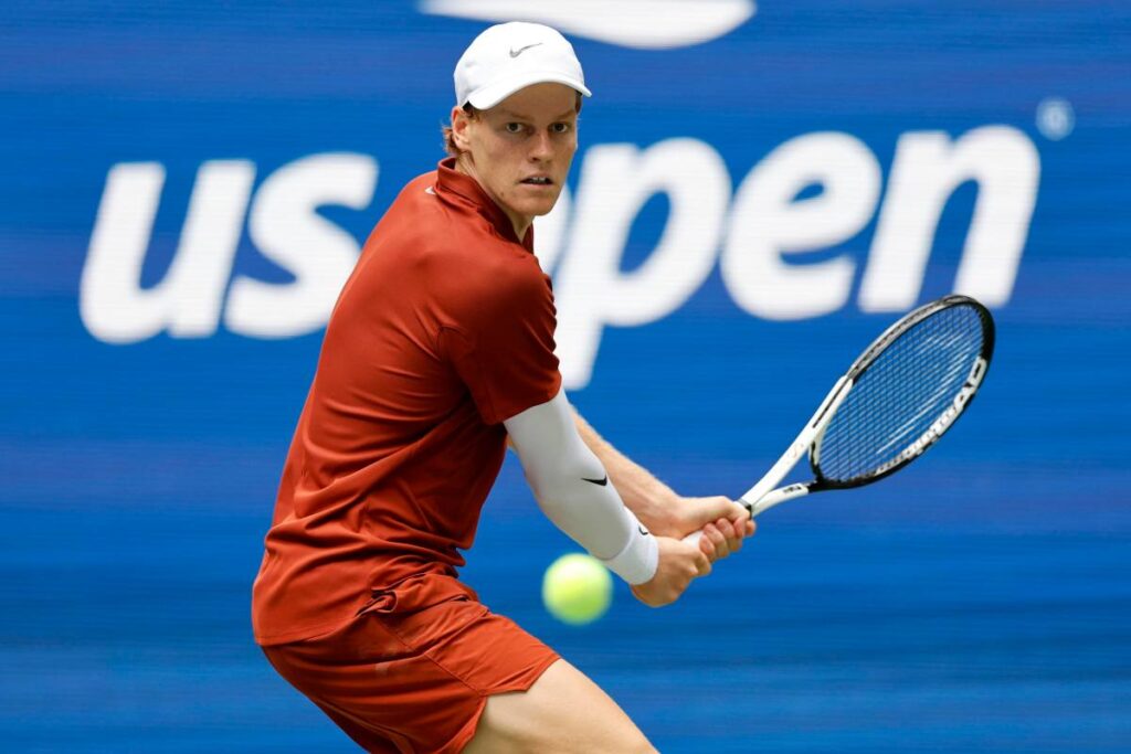 Sinner si prepara a colpire con il rovescio durante la partita d'esordio allo US Open 2025