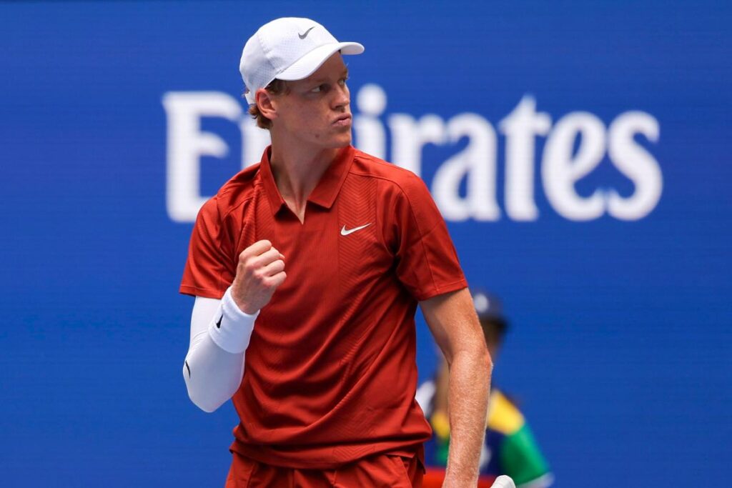 Jannik Sinner esulta dopo una vittoria allo US Open 2025