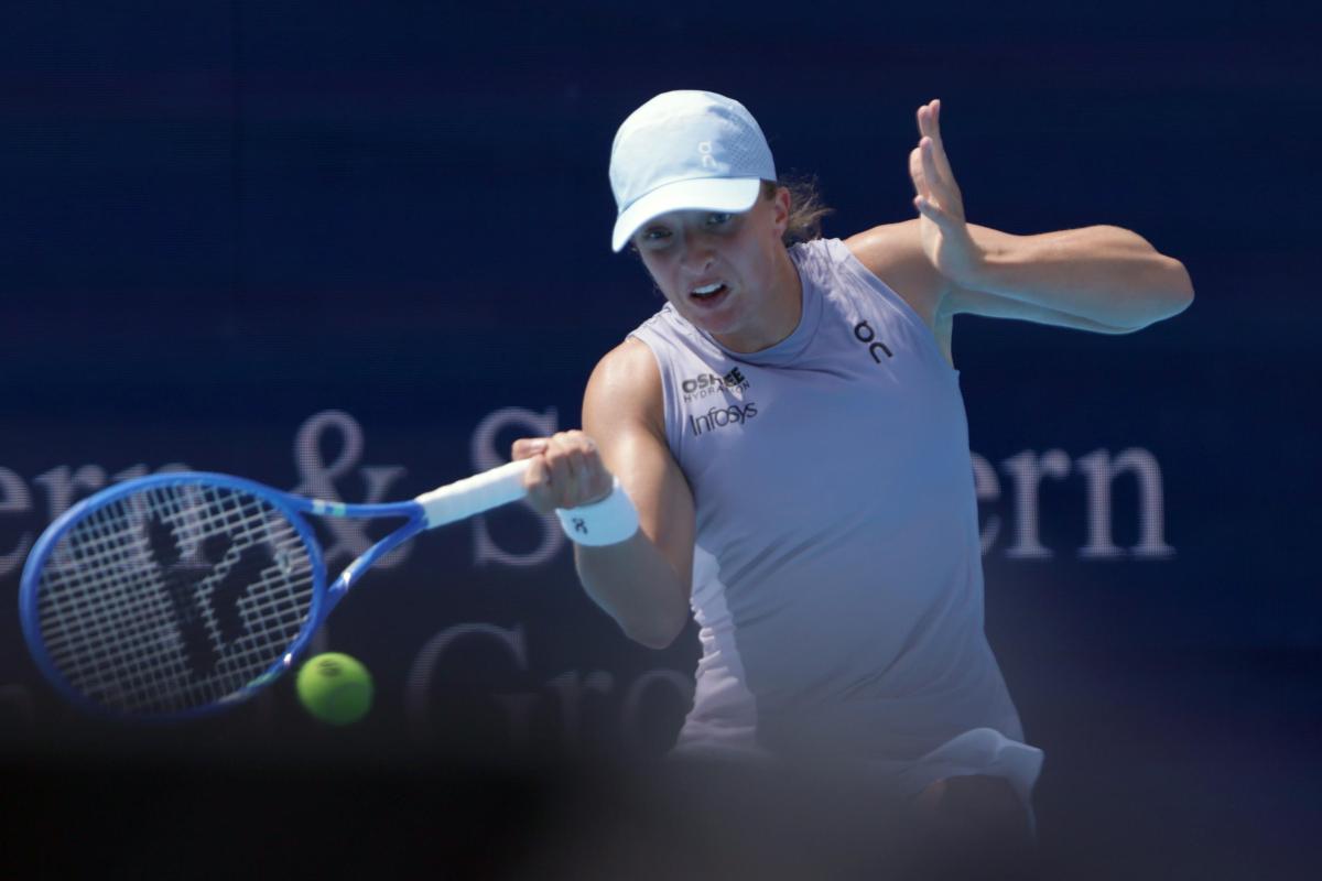 Iga Swiatek in azione col dritto al Cincinnati Open