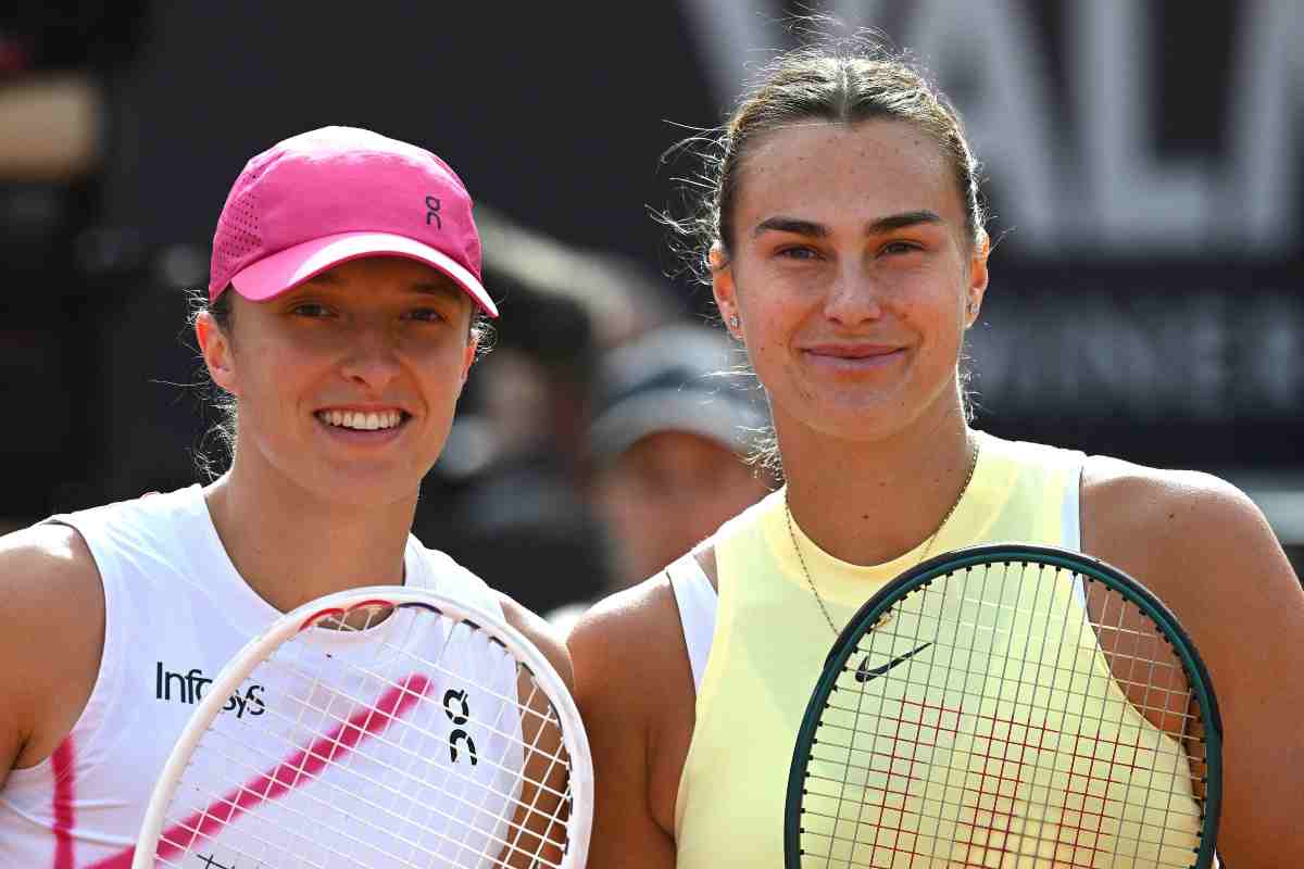 Swiatek e Sabalenka posano assieme per una foto pre-partita