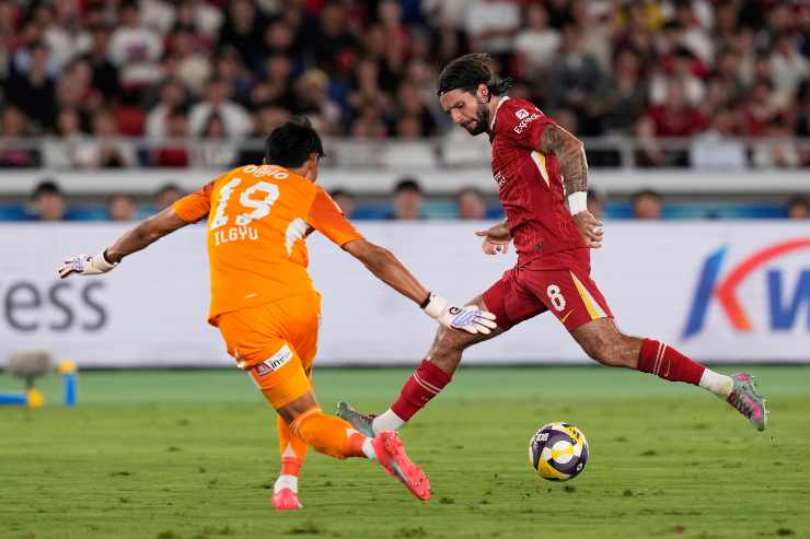 Szoboszlai a tu per tu con il portiere