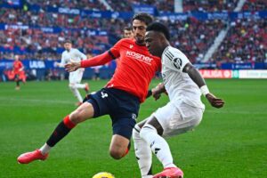 Vinicius prova a saltare l'uomo