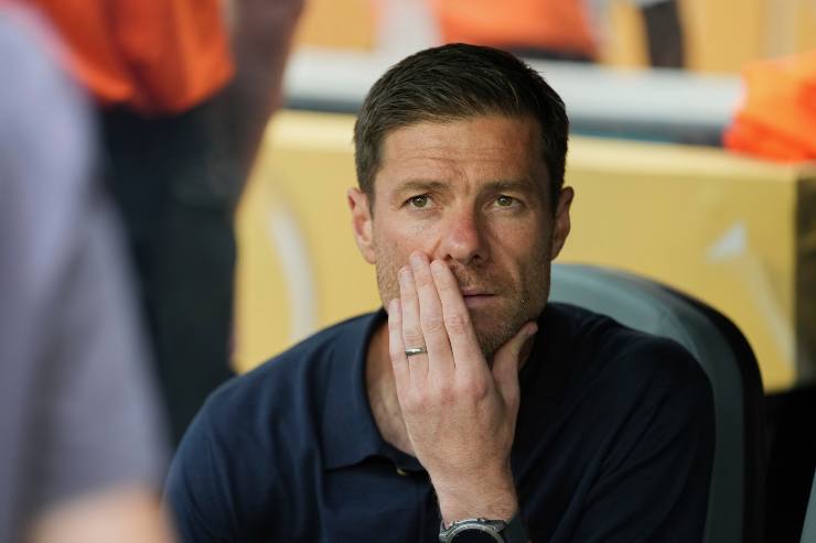 Xabi Alonso pensieroso in panchina