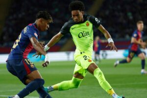 Yamal tenta di superare Mojica in dribbling