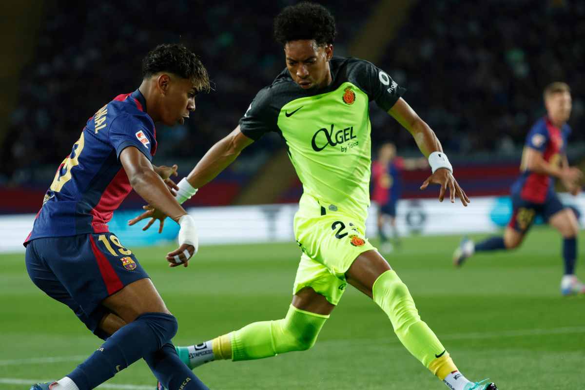 Yamal tenta di superare Mojica in dribbling