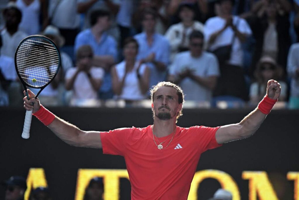 Zverev festeggia la vittoria alzando le braccia al cielo