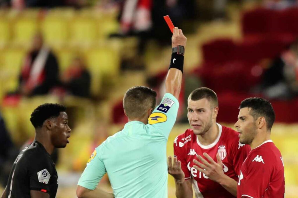 L'arbitro espelle un calciatore del Monaco