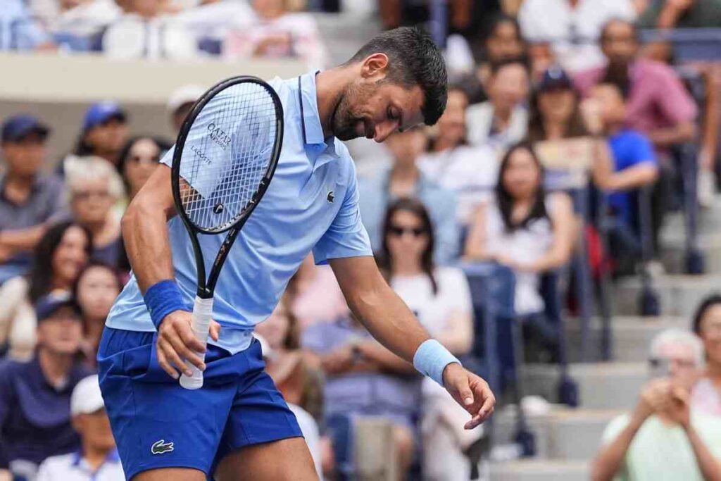 Novak Djokovic sconsolato con la testa bassa