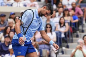 Novak Djokovic sconsolato con la testa bassa