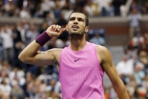 Alcaraz esulta allo US Open portandosi il dito all'orecchio