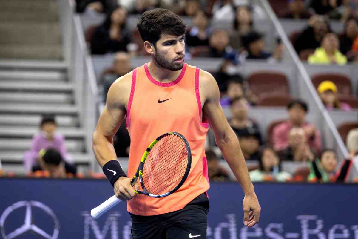 Carlos Alcaraz in campo per una partita dell'Atp 250 di Pechino 2024