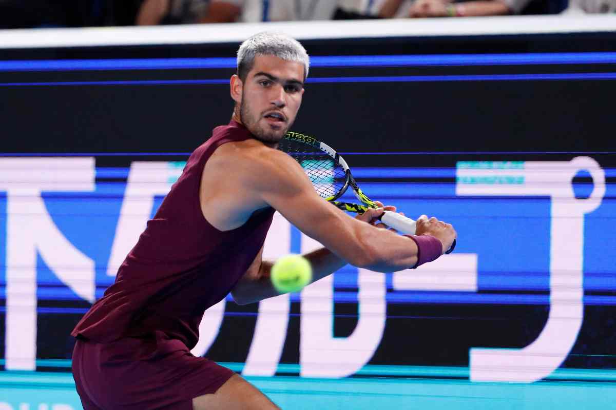Carlos Alcaraz in azione all'Atp 500 di Tokyo