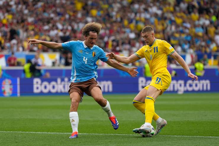 Artem Dovbyk prova a vincere un contrasto