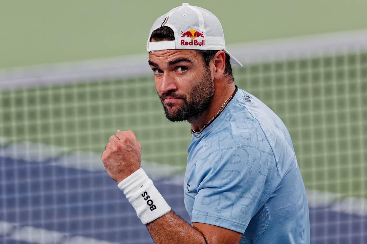 Berrettini esulta facendo il pugno in direzione del suo angolo