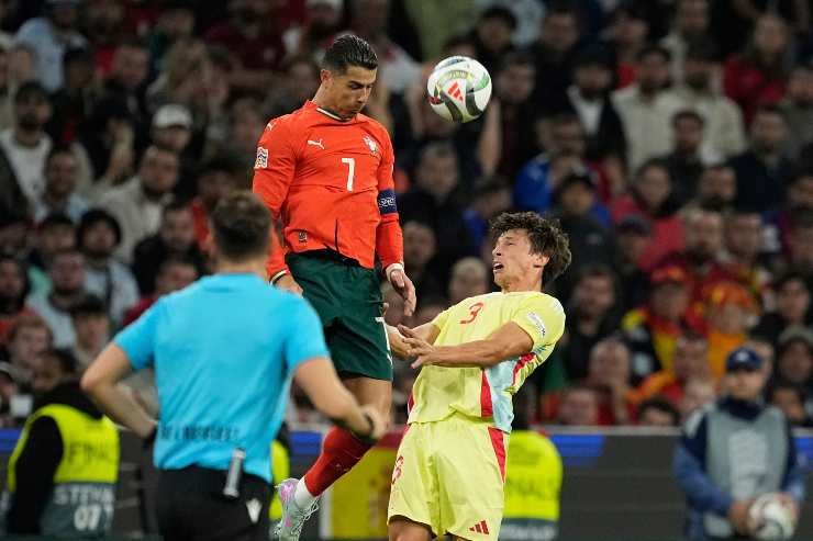 Cristiano Ronaldo colpisce il pallone in elevazione