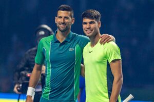 Djokovic e Alcaraz posano sorridenti per una foto pre-partita